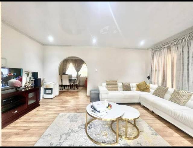 3 BEDROOM HOUSE FOR SALE IN HAYFIELDS